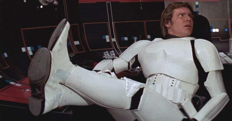 Han Solo dans un uniforme 
Stormtrooper comportant des Chelsea boots blanches peintes