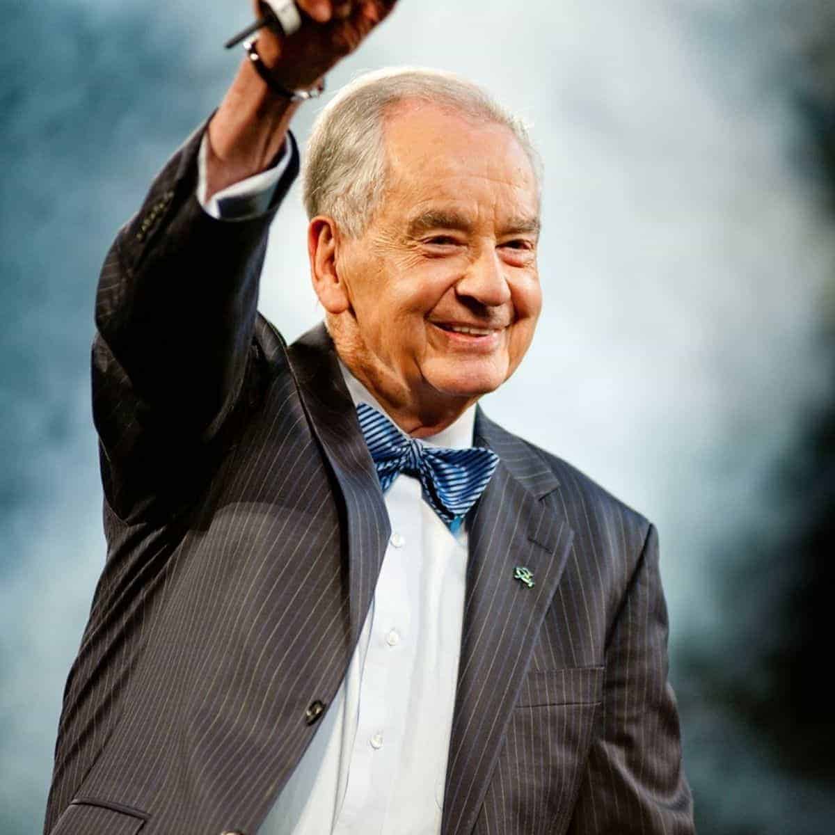 Zig Ziglar waving.